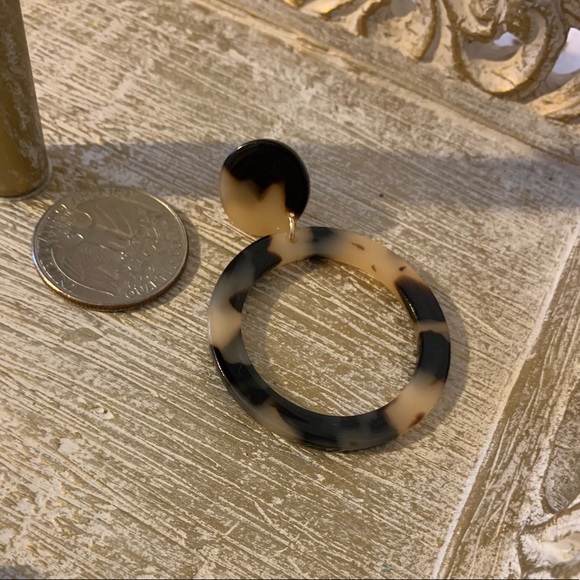 TORTOISE ACRYLIC EARRINGS 🕊 - Picture 3 of 3